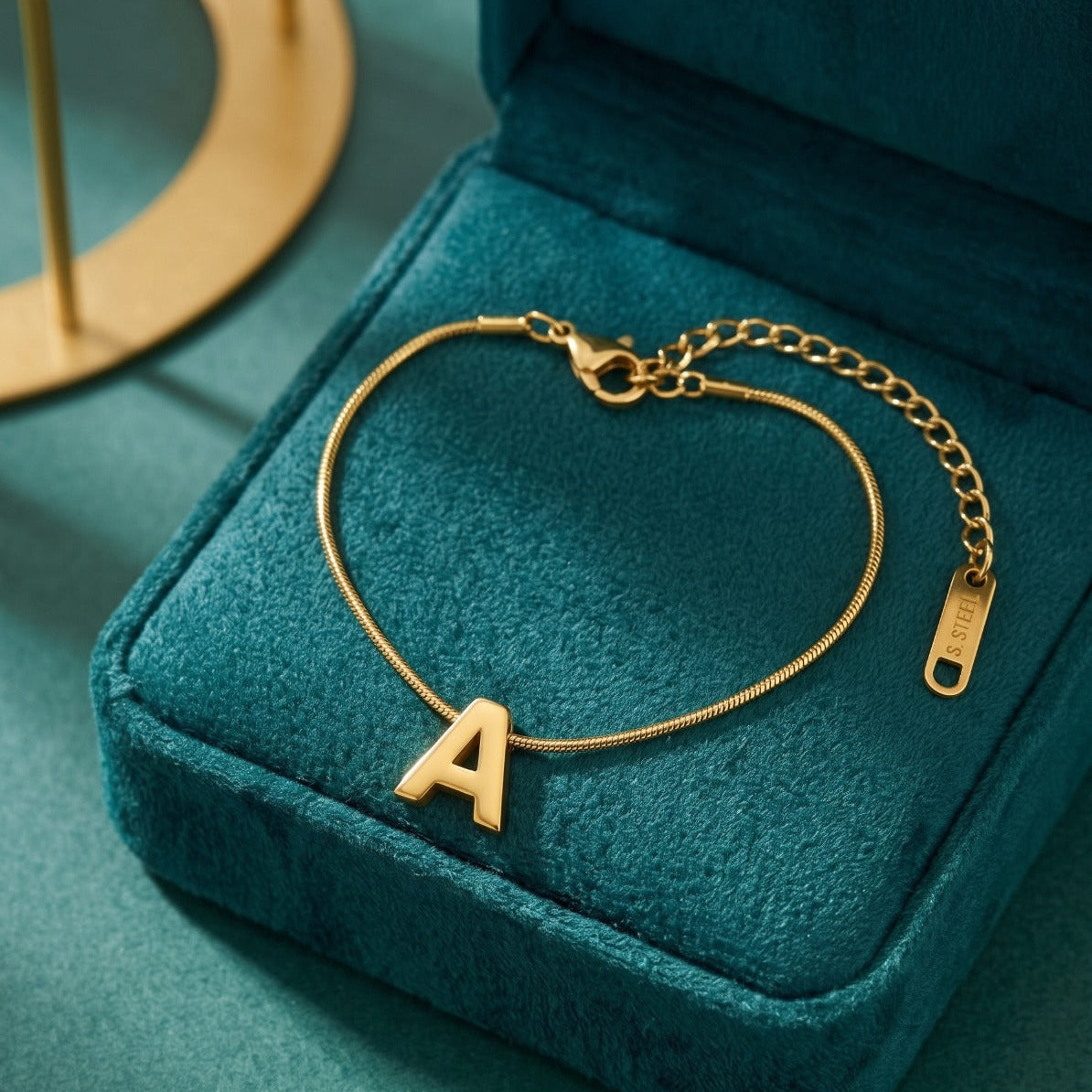 Elegant Design Gold Plated Alphabet Bracelet for Girls/Women
