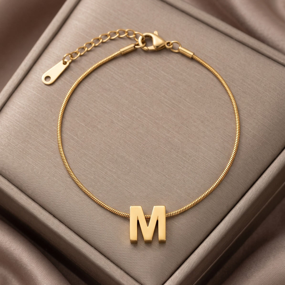 Elegant Design Gold Plated Alphabet Bracelet for Girls/Women