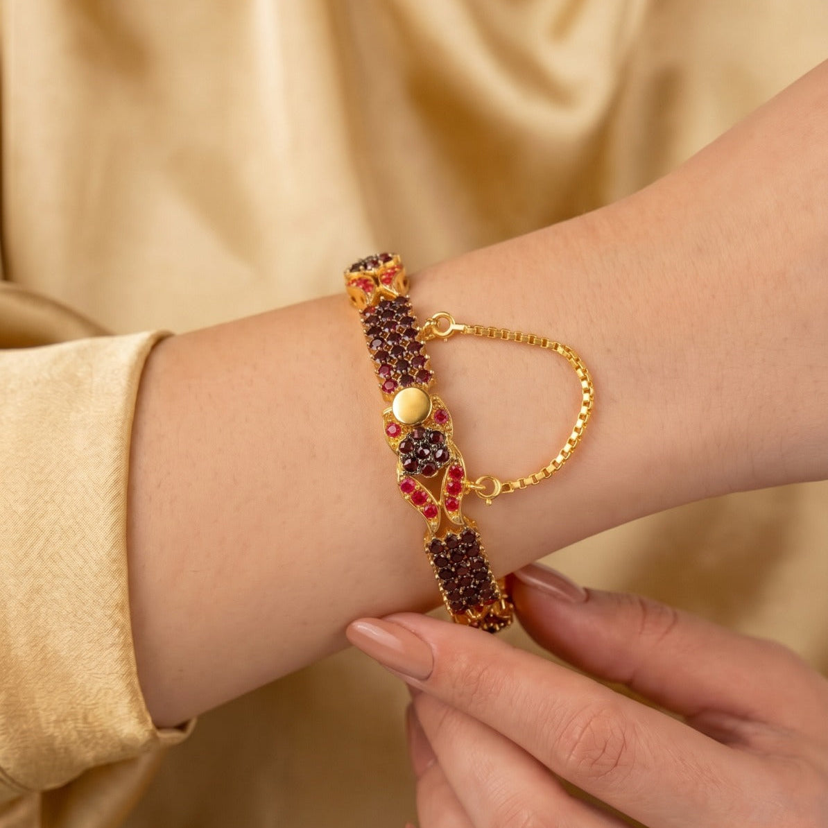 Glamorous Design Gold Plated Crystal Stones Bangle for Girls/Women