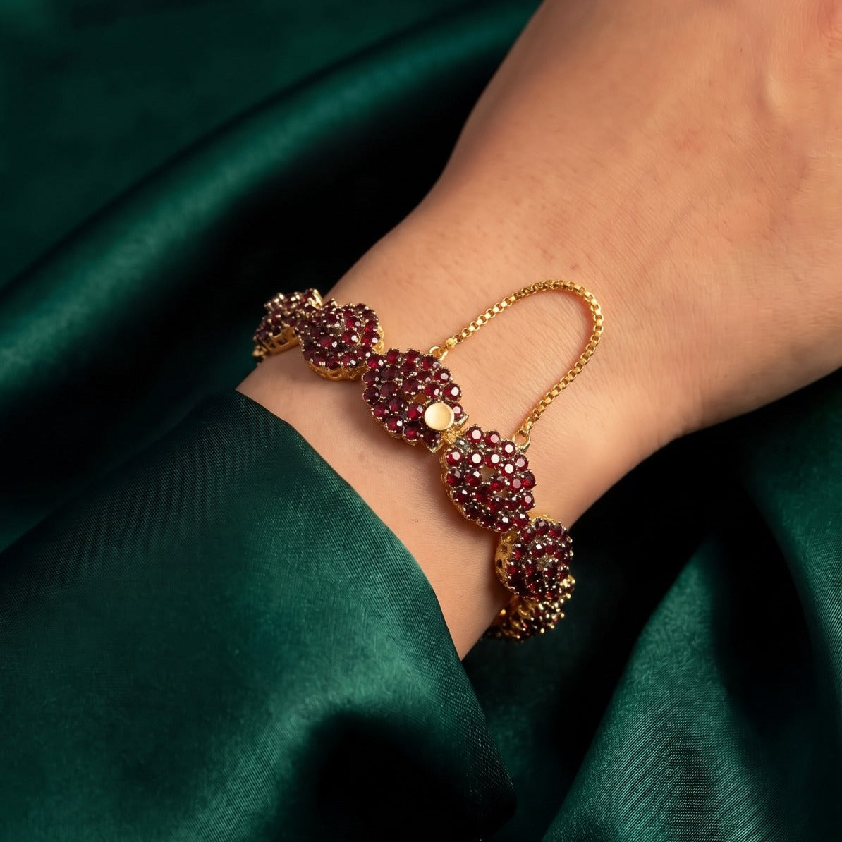 Elegant Design Gold Plated Crystal Stones Bangle For Girls/women