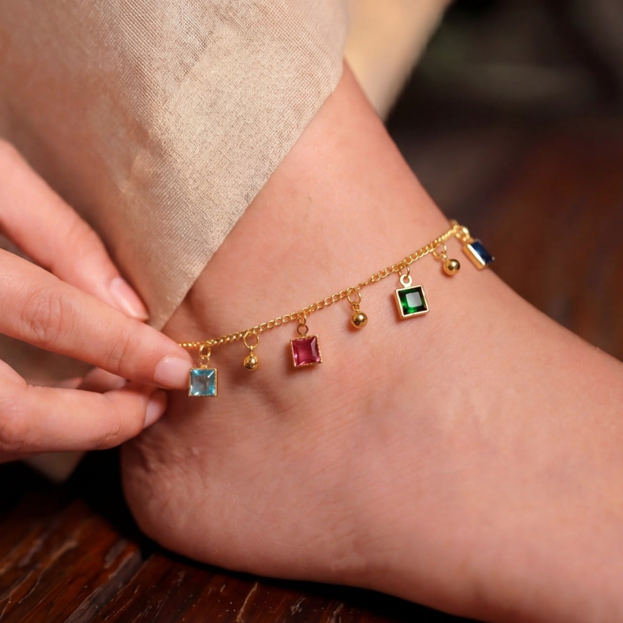 Gorgeous Unique Design Gold Plated Crystal Stones Anklet for Girls/Women