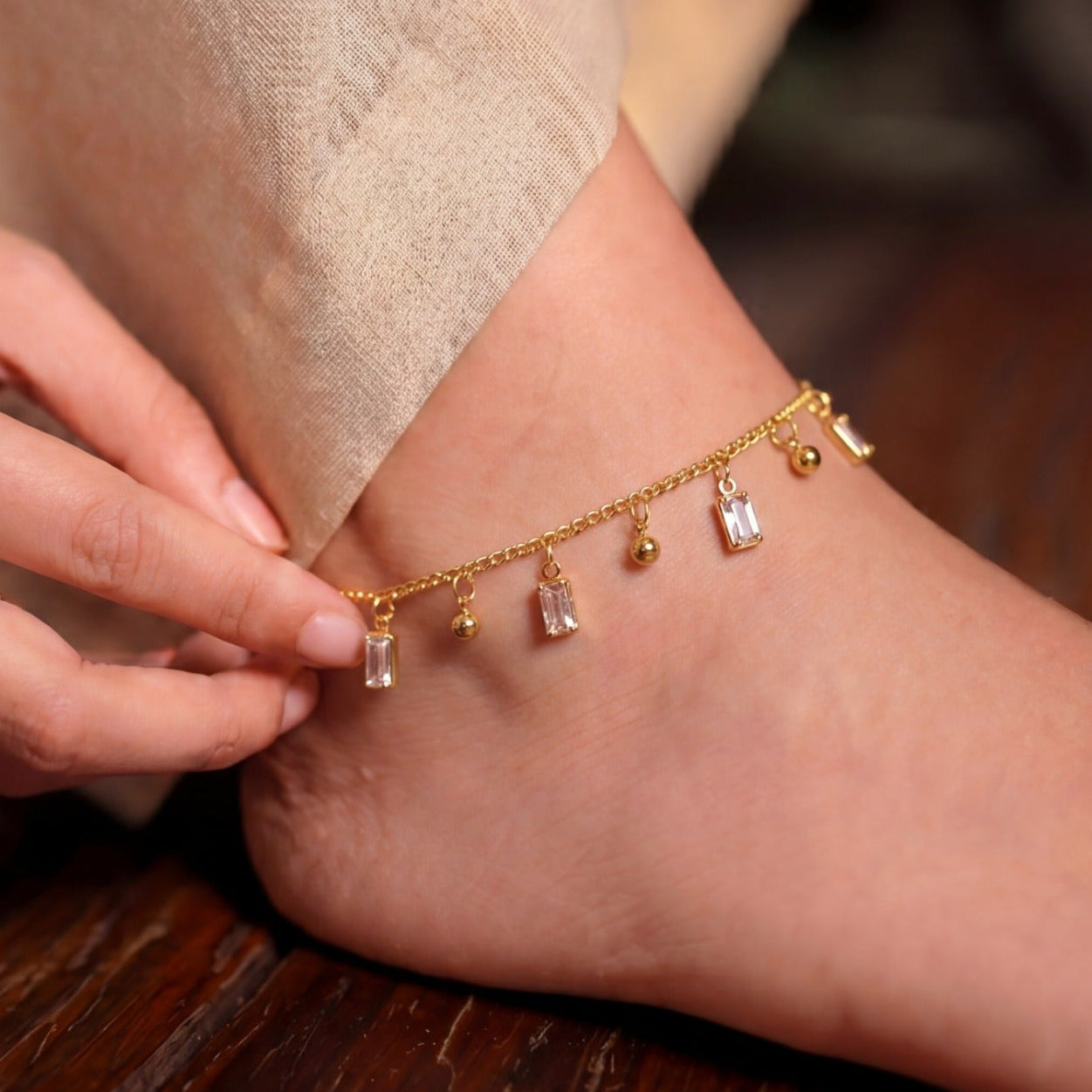 Sparkling Unique Design Gold Plated Crystal Stones Anklet for Girls/Women