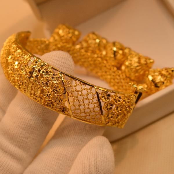 Elegant Unique Design Gold Plated Bracelet for Girls/Women