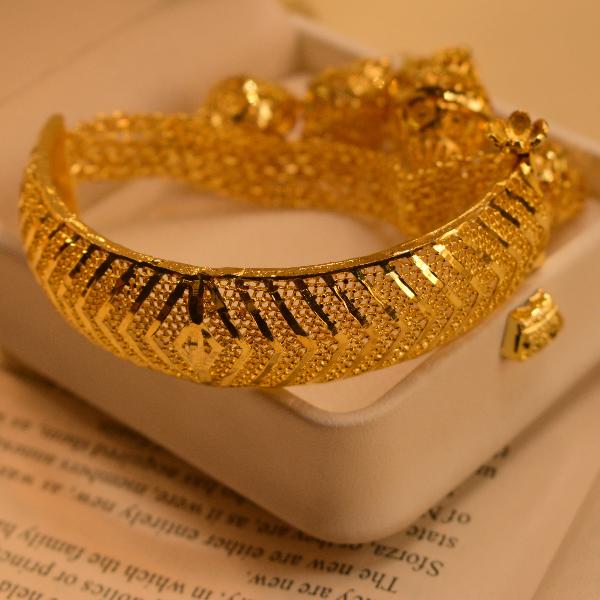 Gorgeous Unique Design Gold Plated Bracelet for Girls/Women