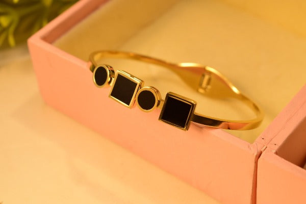 Elegant Stylish Design Golden Bracelet for Girls/Women