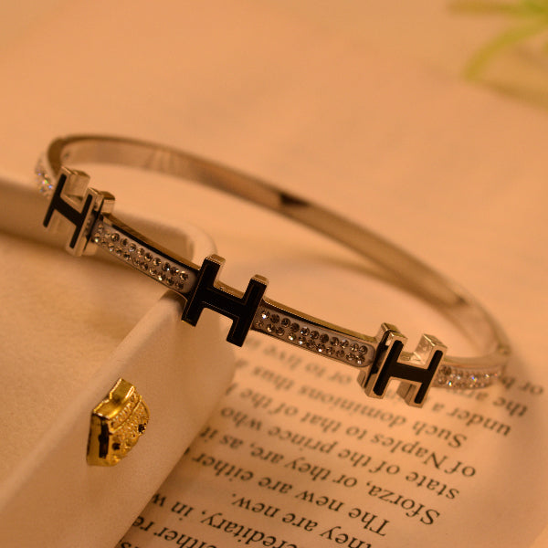 Glamorous Unique Design Crystal Stones Bracelet for Girls/Women