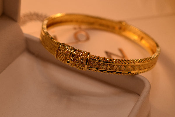 Beautiful Unique Design Gold Plated Bracelet for Girls/Women