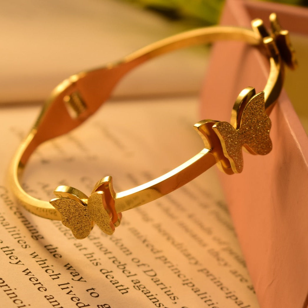 Elegant Stylish Design Golden Bracelet for Girls/Women