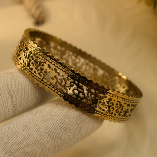 Glamorous Unique Design Gold Plated Bracelet for Girls/Women