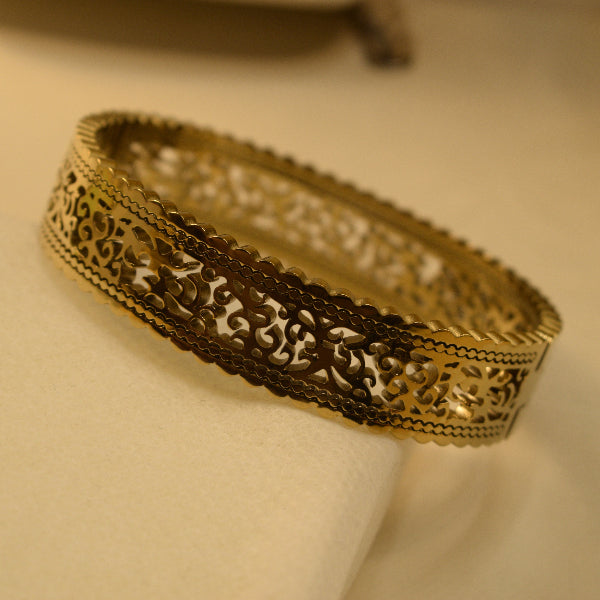 Glamorous Unique Design Gold Plated Bracelet for Girls/Women