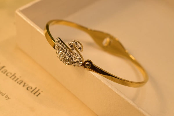 Elegant Stylish Design Golden Bracelet for Girls/Women