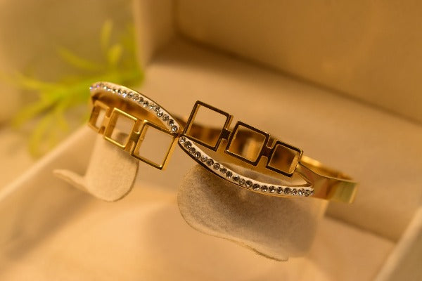 Elegant Stylish Design Golden Bracelet for Girls/Women