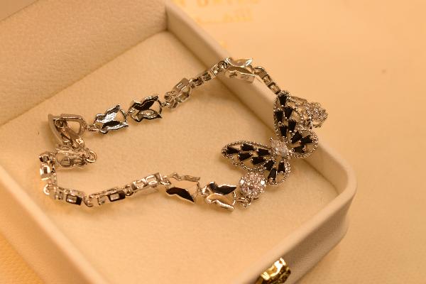 Gorgeous Butterfly Design Crystal Stones Silver Bracelet for Girls/Women