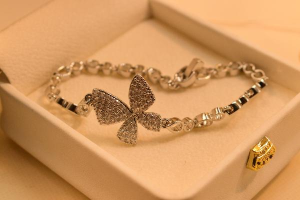 Elegant Fancy Design Crystal Stones Bracelet for Girls/Women