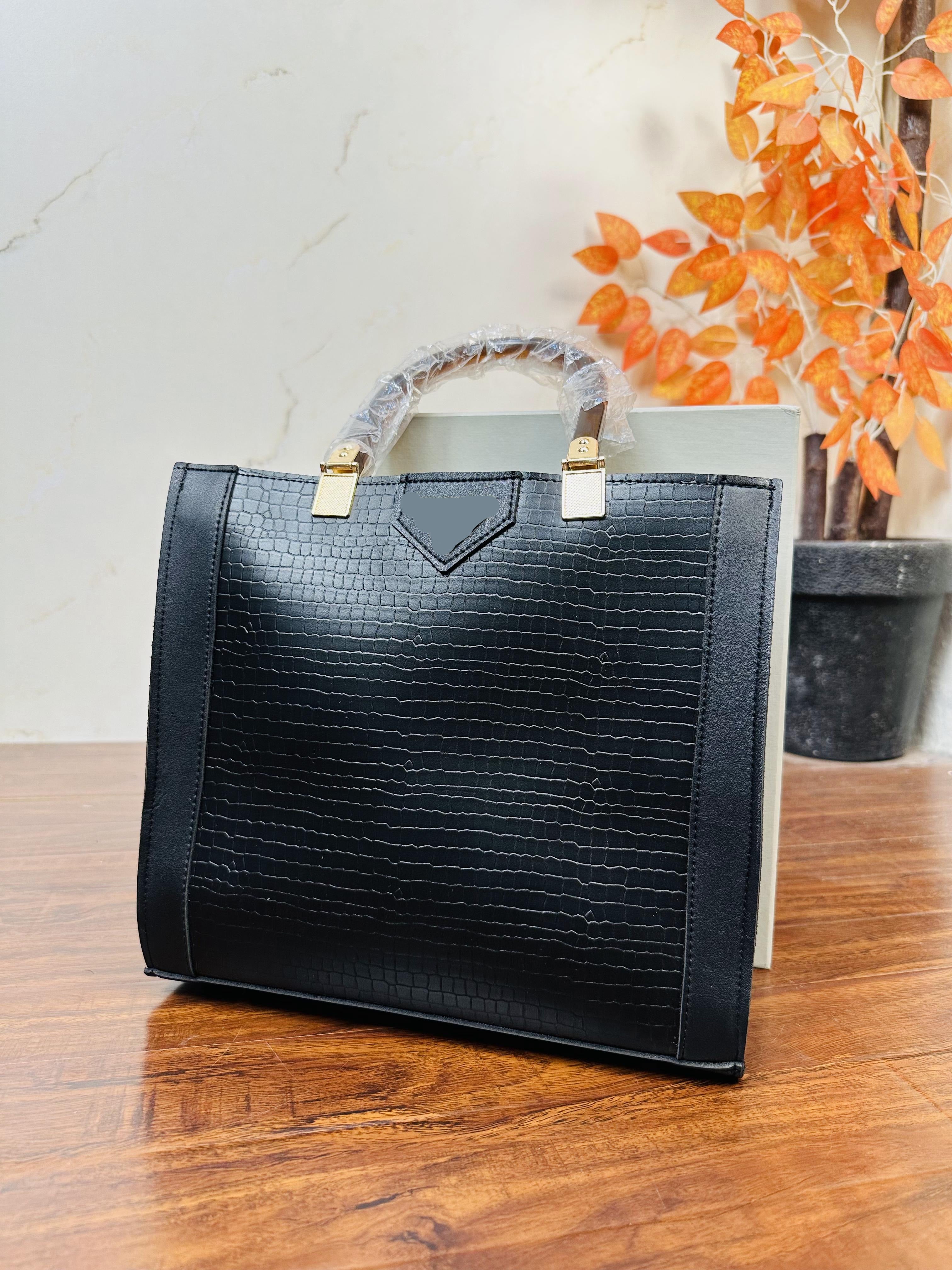 Unique Black Color Handbag For Girls/Women