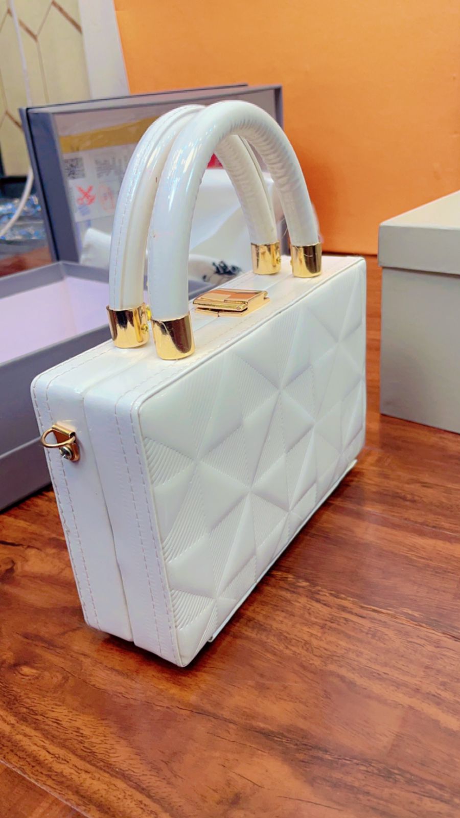 Elegant White Color Handbag For Girls/women