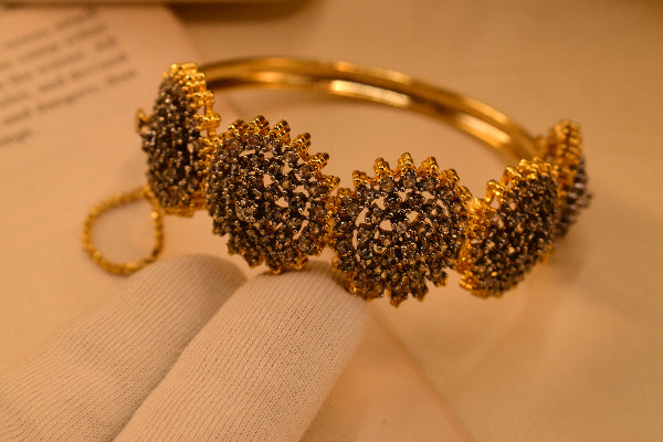 Luxury Unique Design Gold Plated Crystal Stones Bangle for Girls/Women