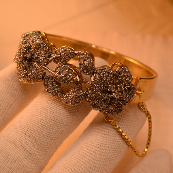 Glamorous Design Gold Plated Crystal Stones Bangle for Girls/Women