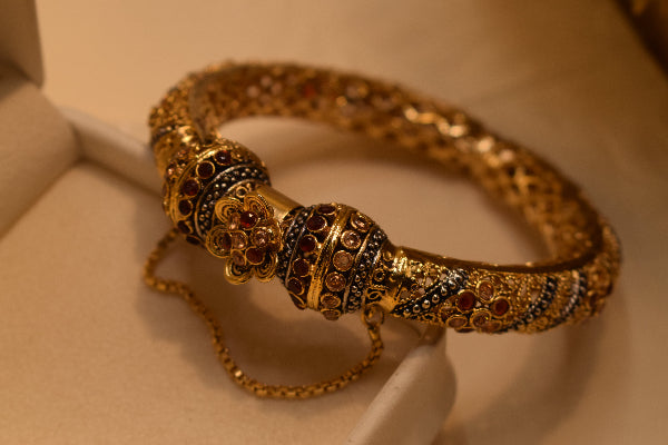 Beautiful Design Gold Plated Crystal Stones Bangle for Girls/Women