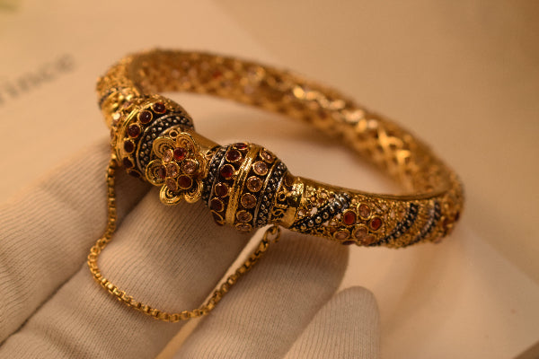 Beautiful Design Gold Plated Crystal Stones Bangle for Girls/Women