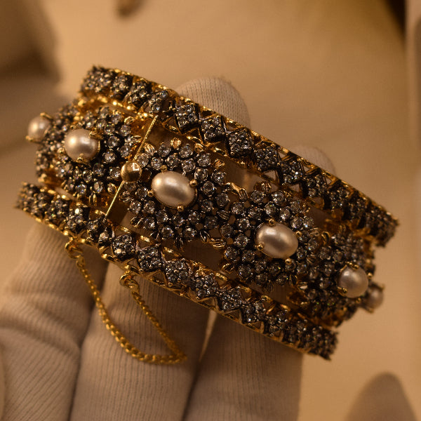 Dazzling Design Gold Plated Crystal Stones Bangle for Girls/Women