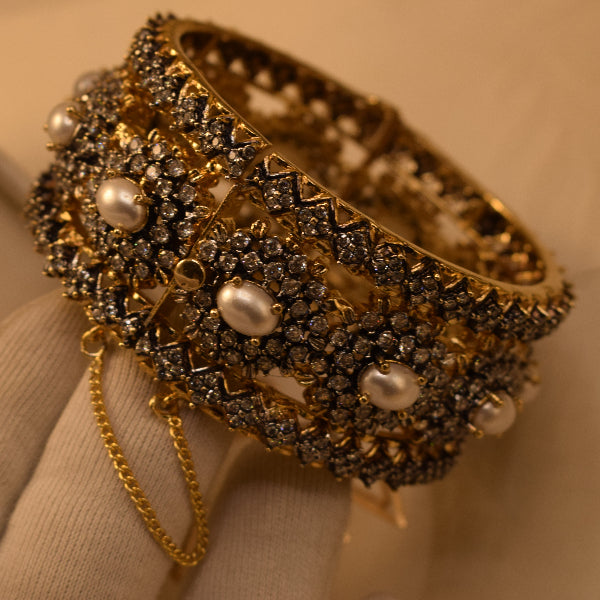 Dazzling Design Gold Plated Crystal Stones Bangle for Girls/Women