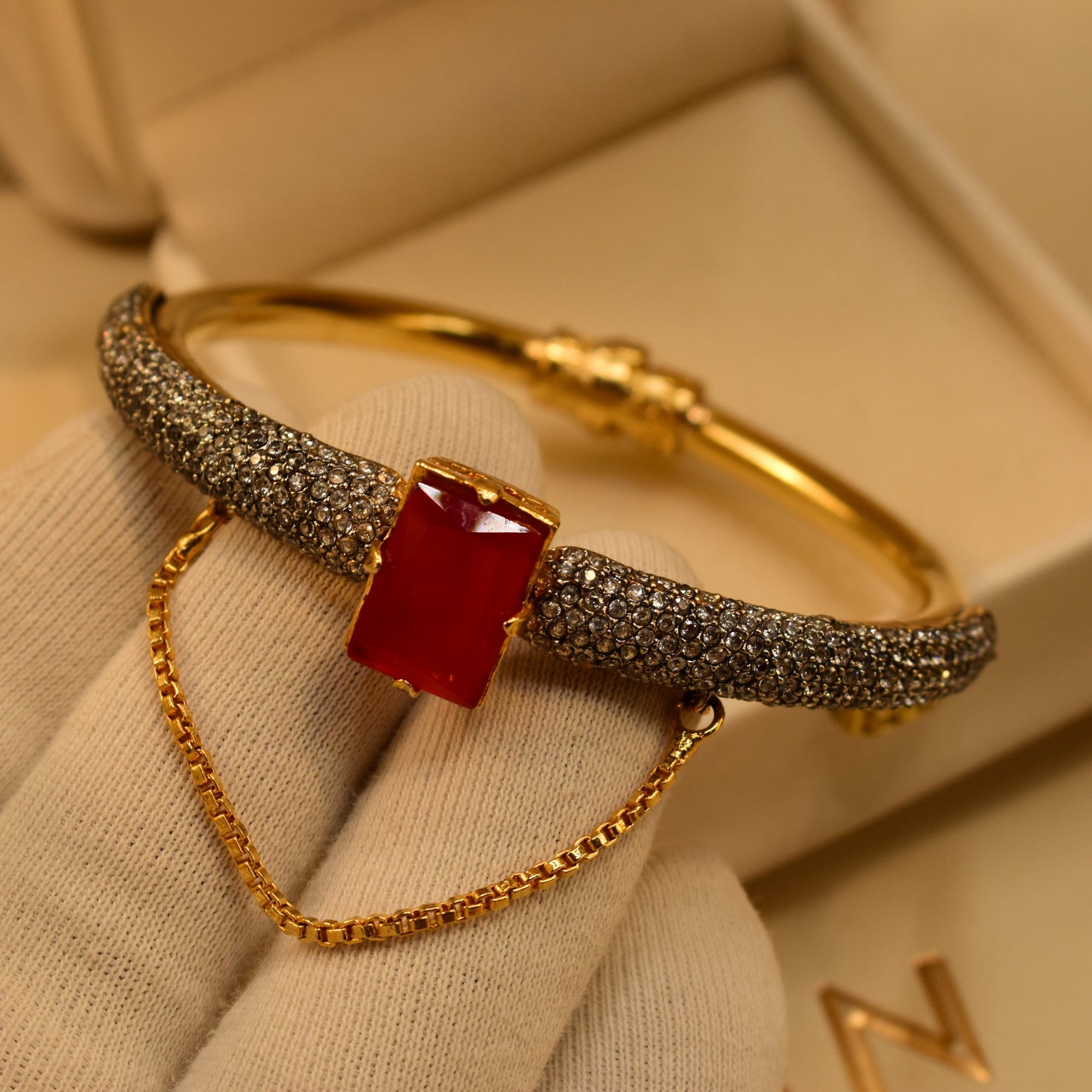 Charming Unique Design Gold Plated Crystal Stones Bangle for Girls/Women