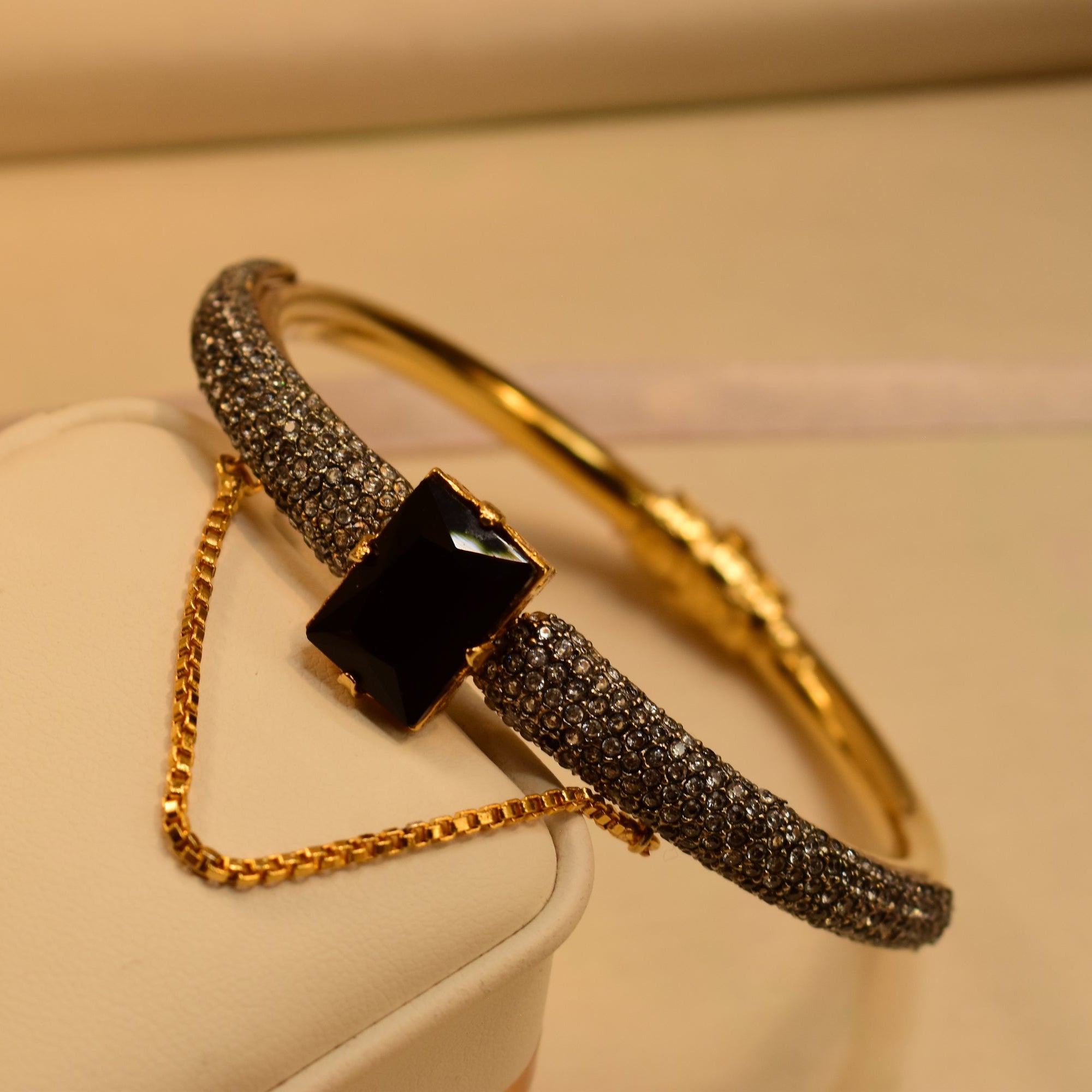 Charming Unique Design Gold Plated Crystal Stones Bangle for Girls/Women
