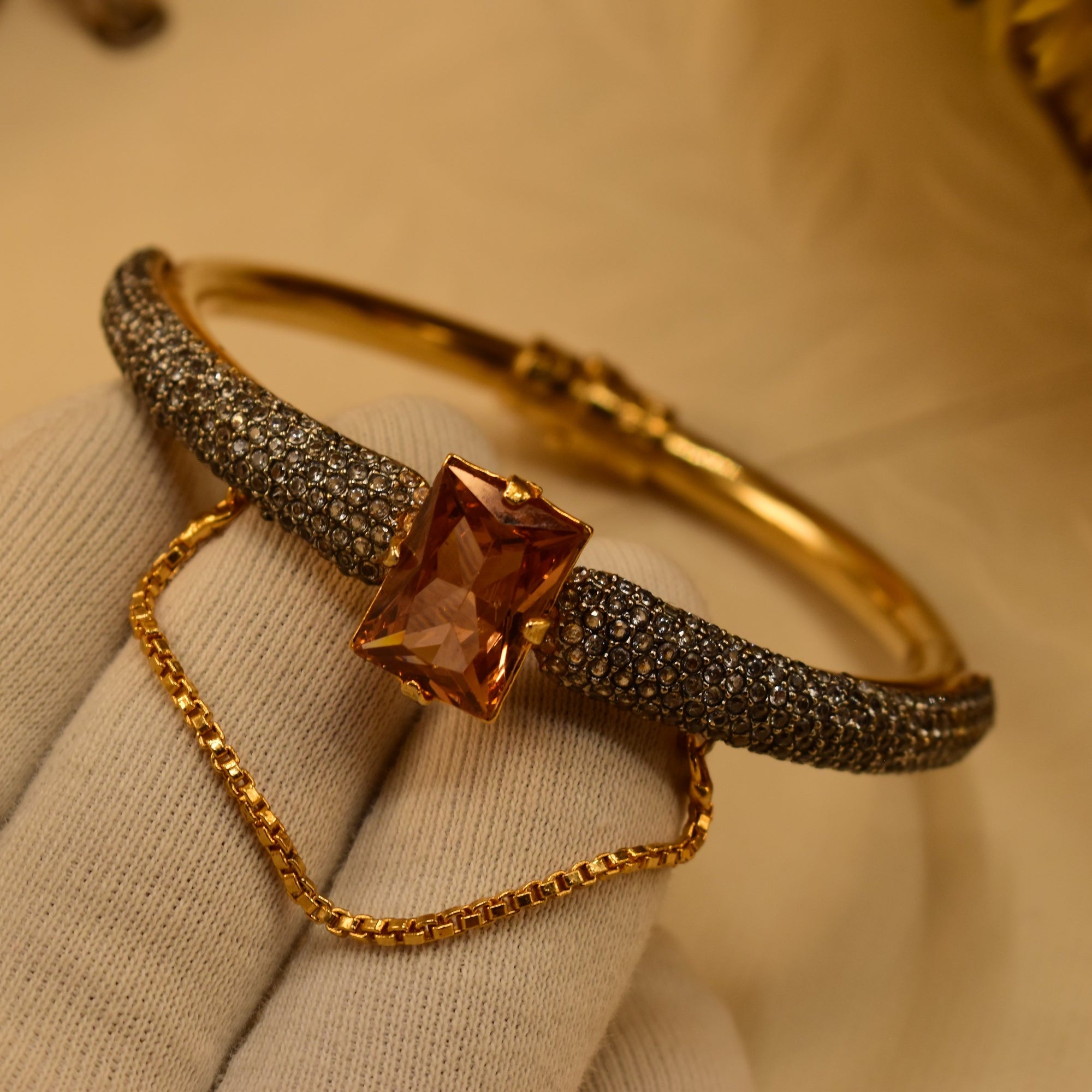 Charming Unique Design Gold Plated Crystal Stones Bangle for Girls/Women
