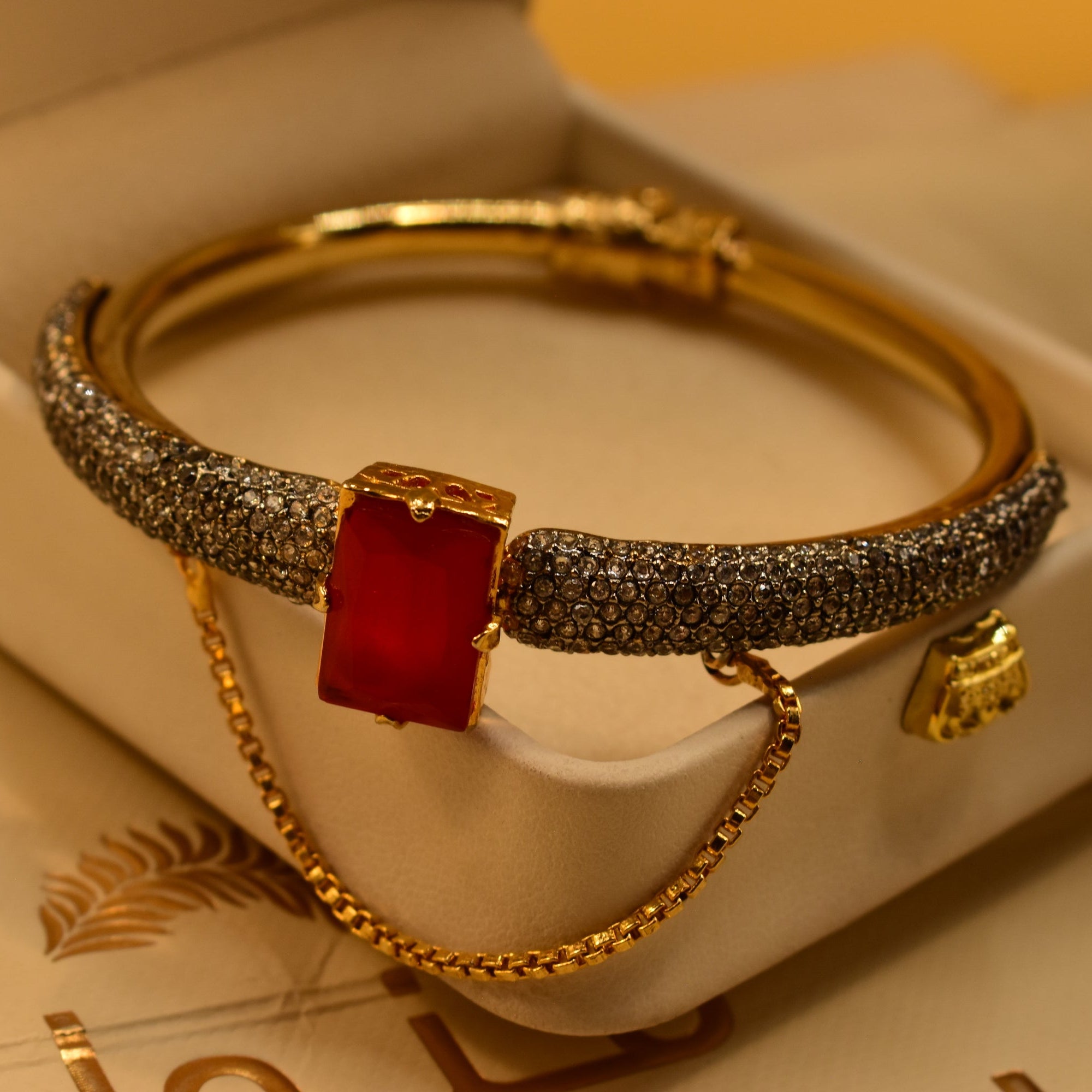 Charming Unique Design Gold Plated Crystal Stones Bangle for Girls/Women
