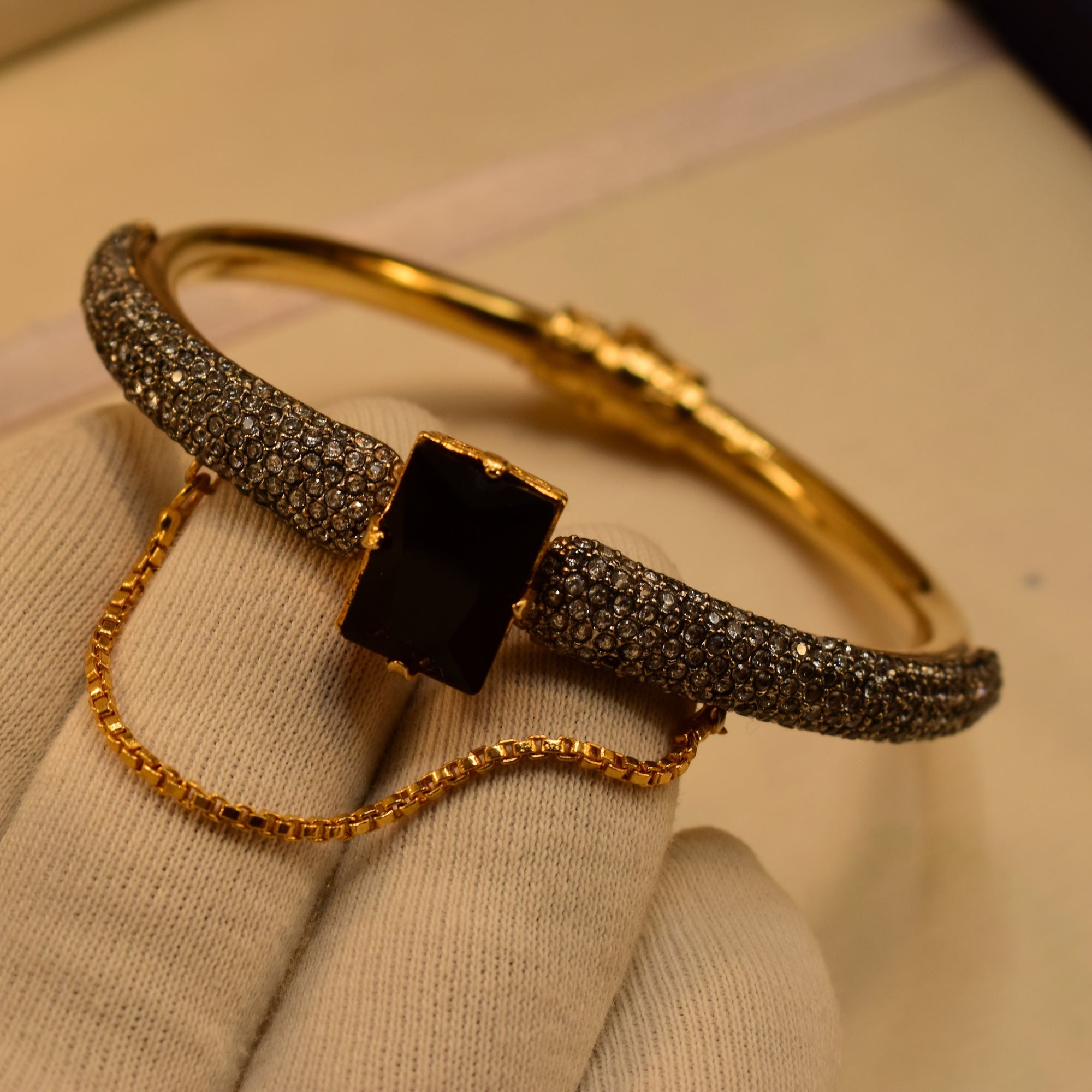 Charming Unique Design Gold Plated Crystal Stones Bangle for Girls/Women