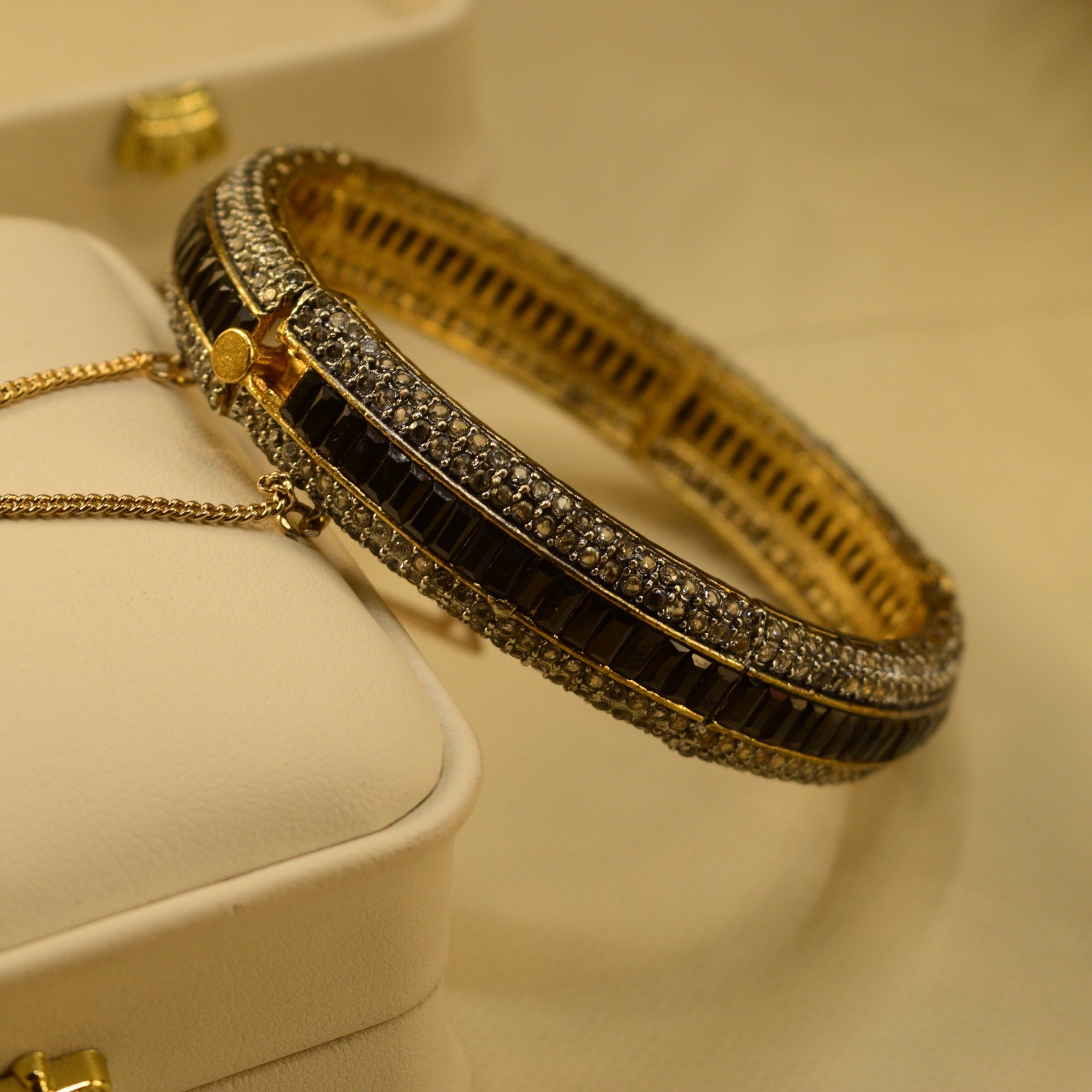 Glamorous Design Gold Plated Crystal Stones Bangle for Girls/Women