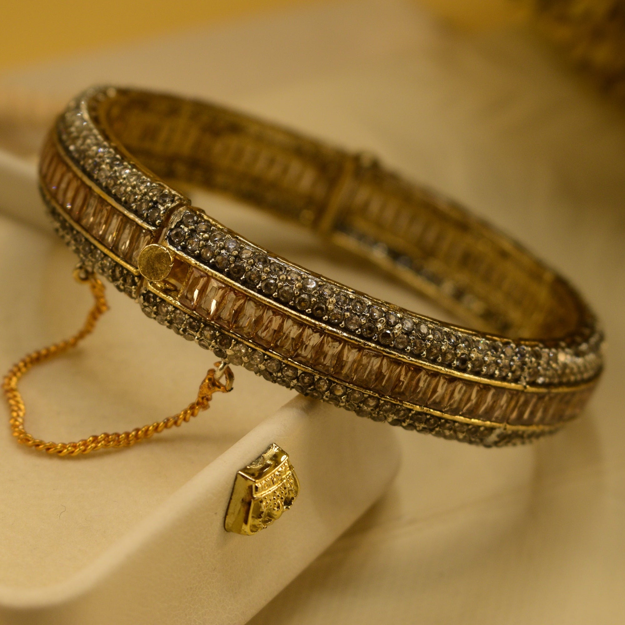 Glamorous Design Gold Plated Crystal Stones Bangle for Girls/Women