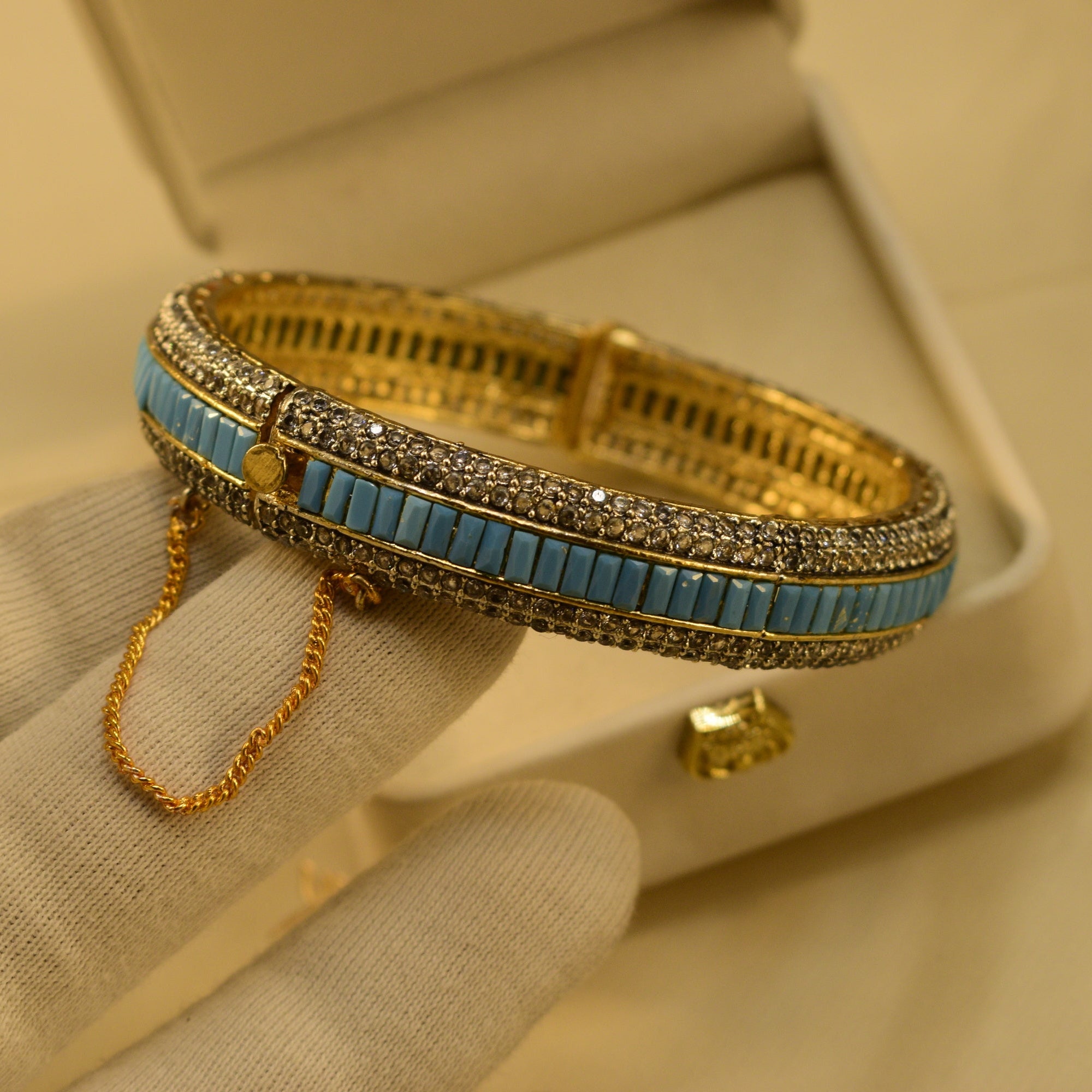 Glamorous Design Gold Plated Crystal Stones Bangle for Girls/Women