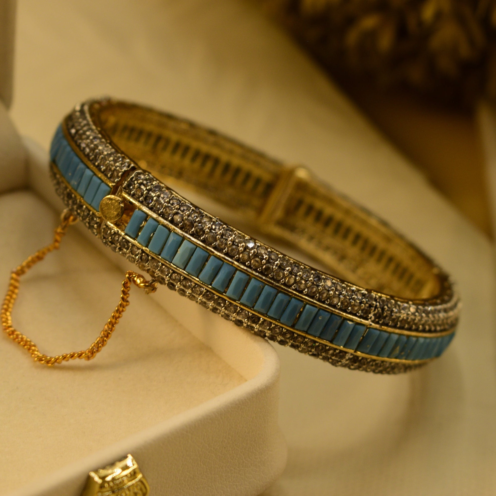 Glamorous Design Gold Plated Crystal Stones Bangle for Girls/Women