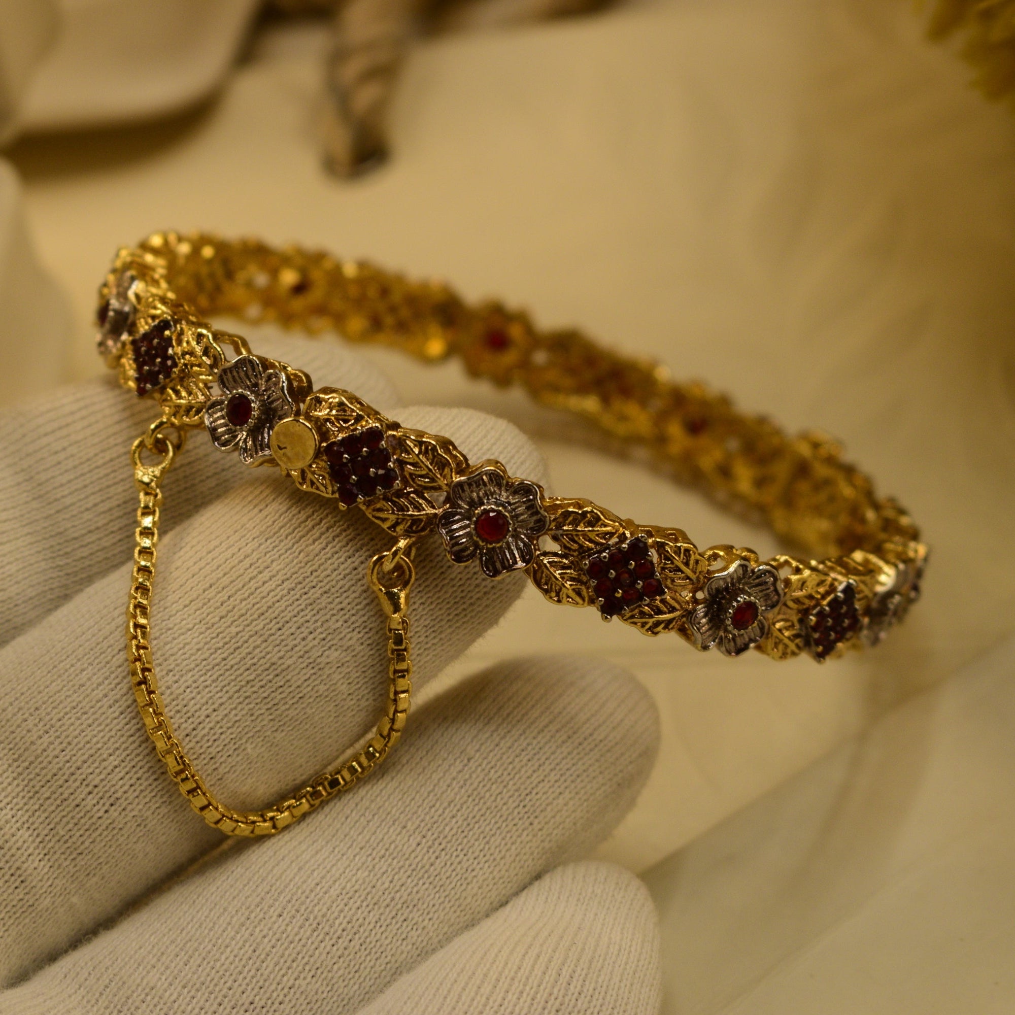 Luxury Unique Design Gold Plated Crystal Stones Bangle for Girls/Women