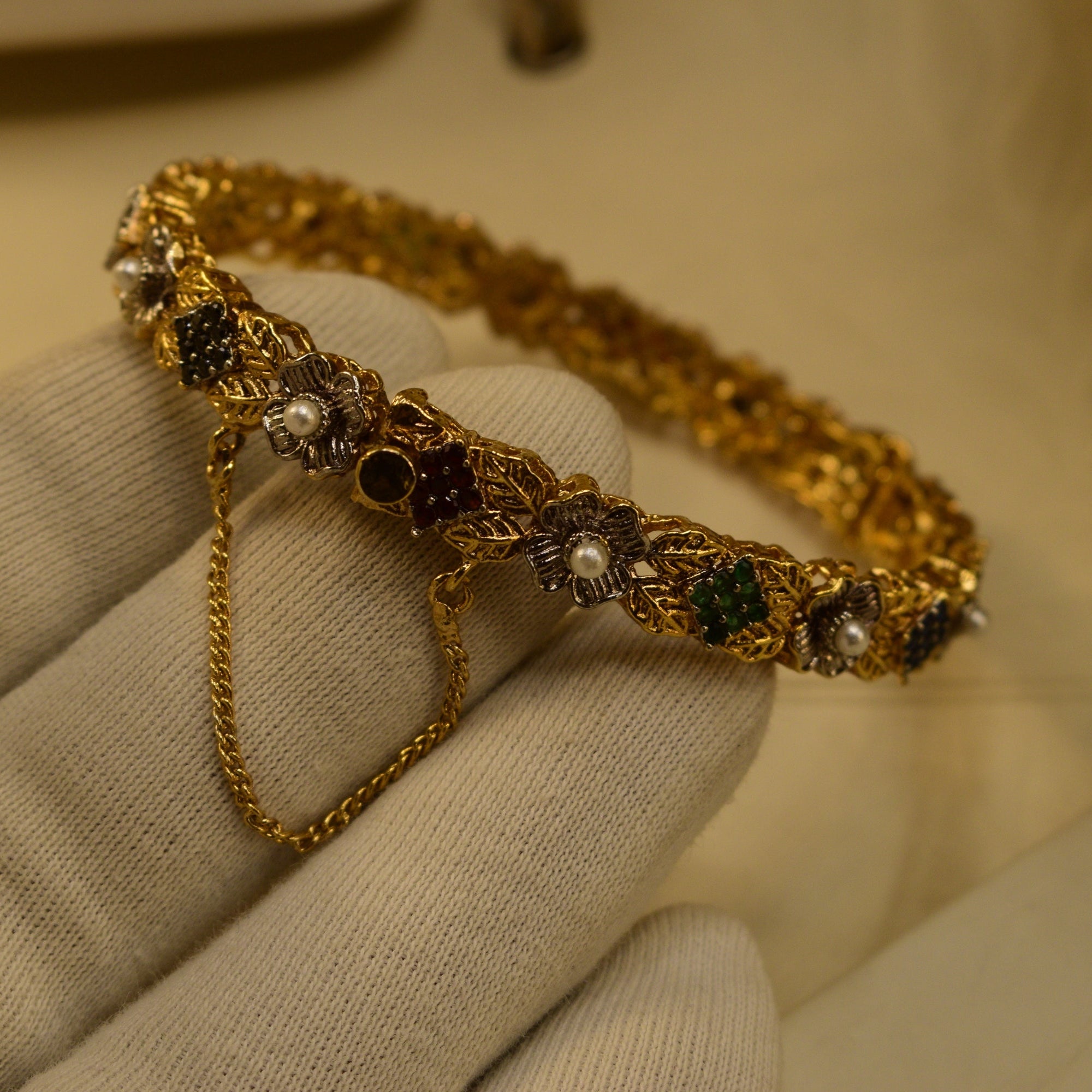 Luxury Unique Design Gold Plated Crystal Stones Bangle for Girls/Women