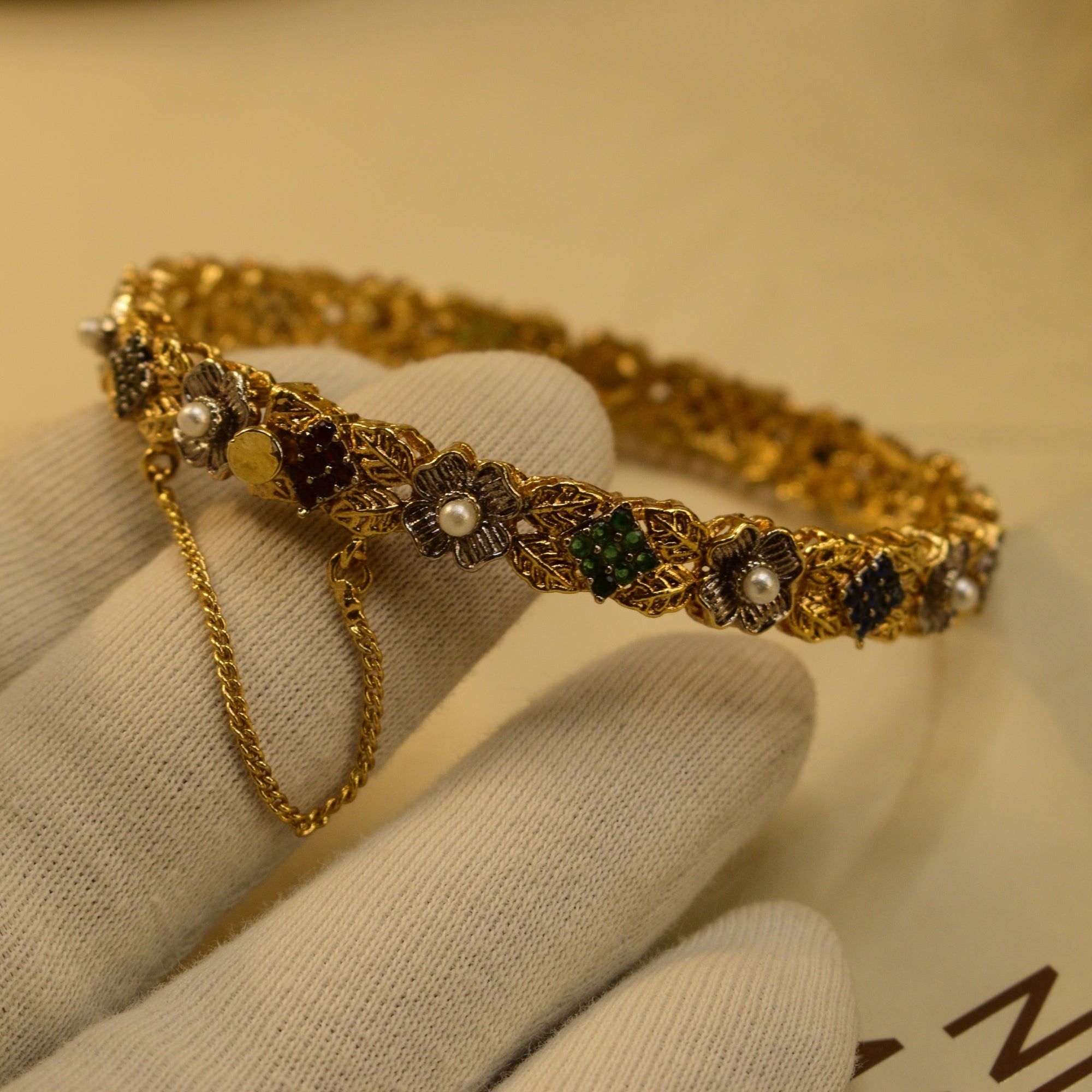 Luxury Unique Design Gold Plated Crystal Stones Bangle for Girls/Women