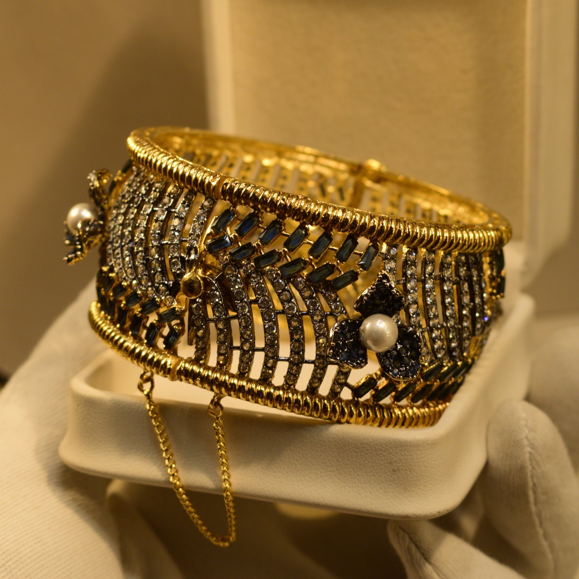 Gorgeous Unique Design Gold Plated Crystal Stones Bangle for Girls/Women