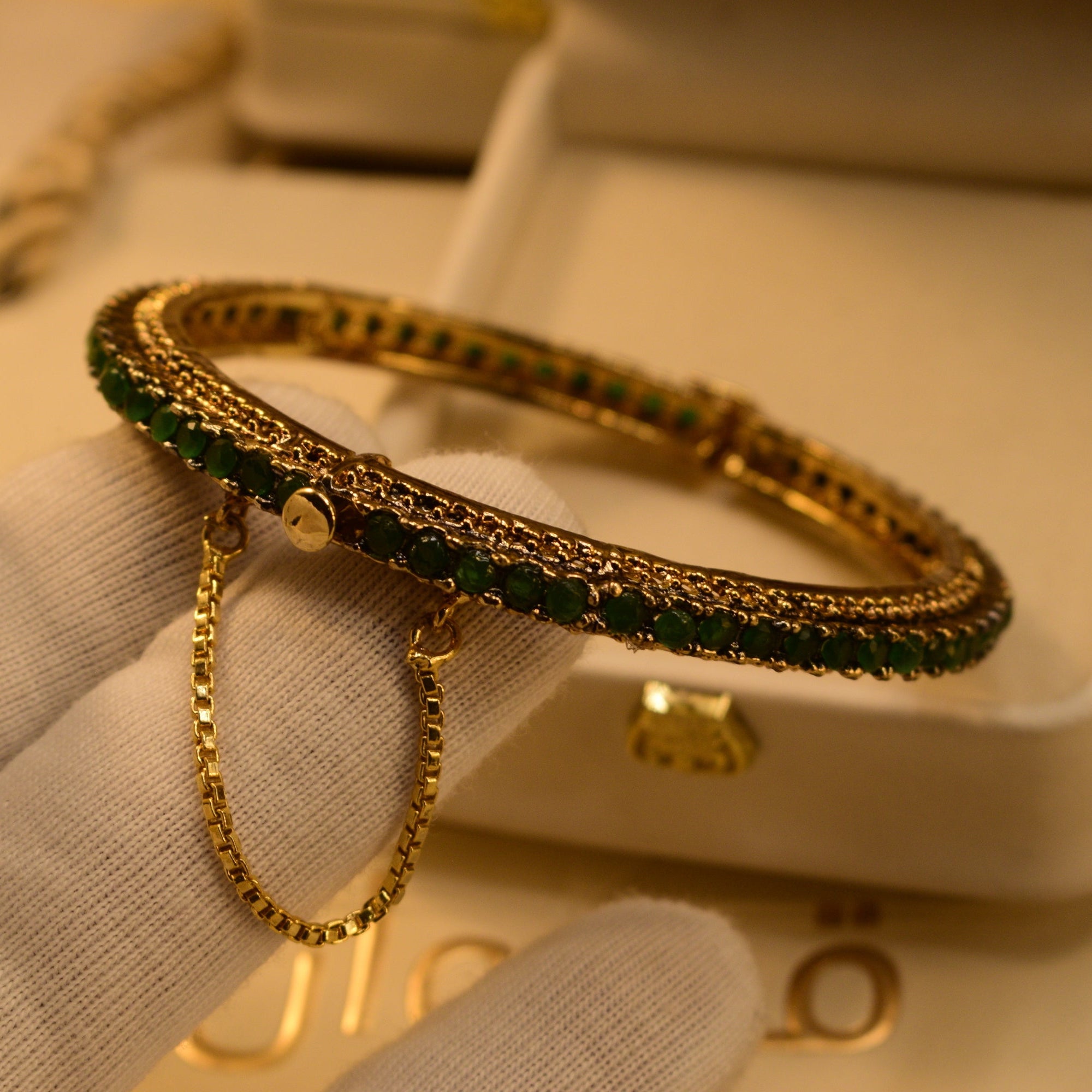 Charming Unique Design Gold Plated Crystal Stones Bangle for Girls/Women