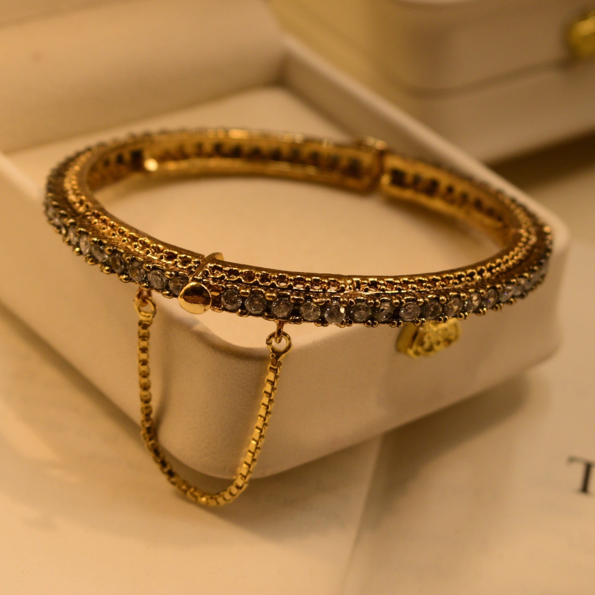 Charming Unique Design Gold Plated Crystal Stones Bangle for Girls/Women