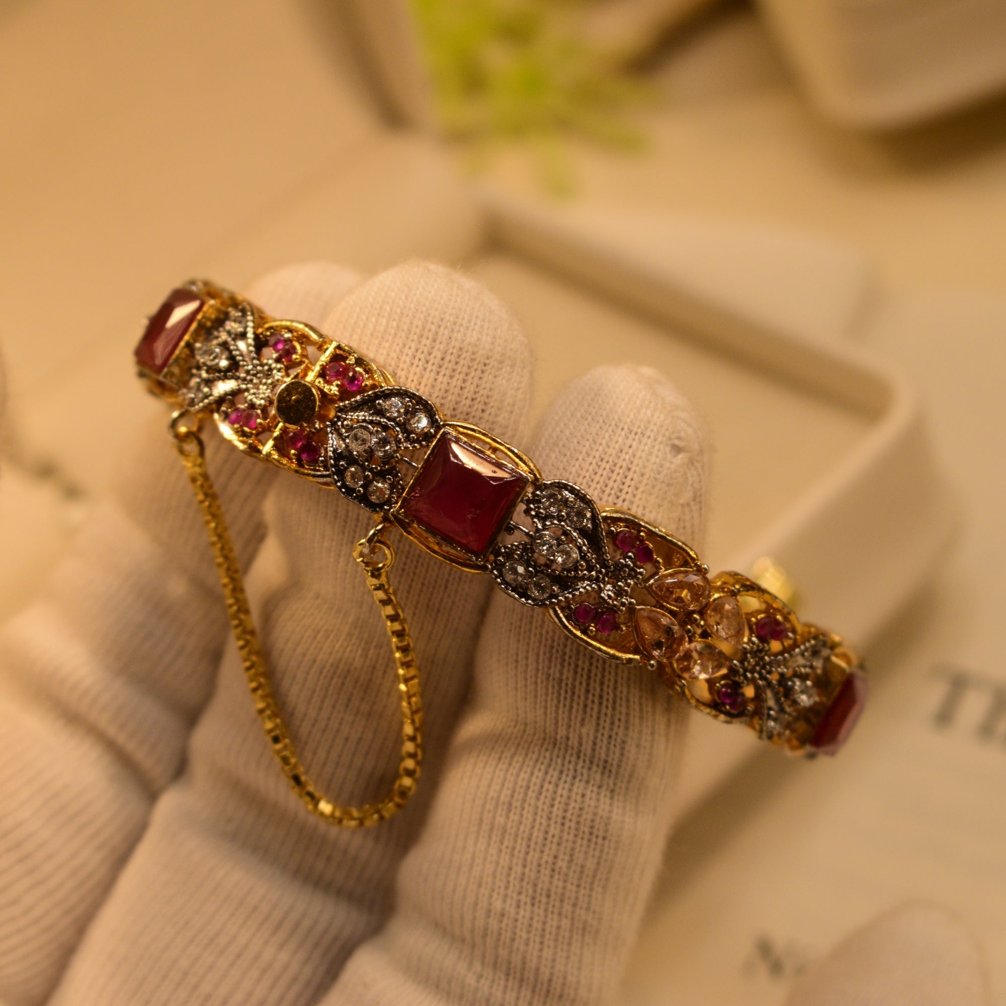 Glamorous Design Gold Plated Crystal Stones Bangle for Girls/Women