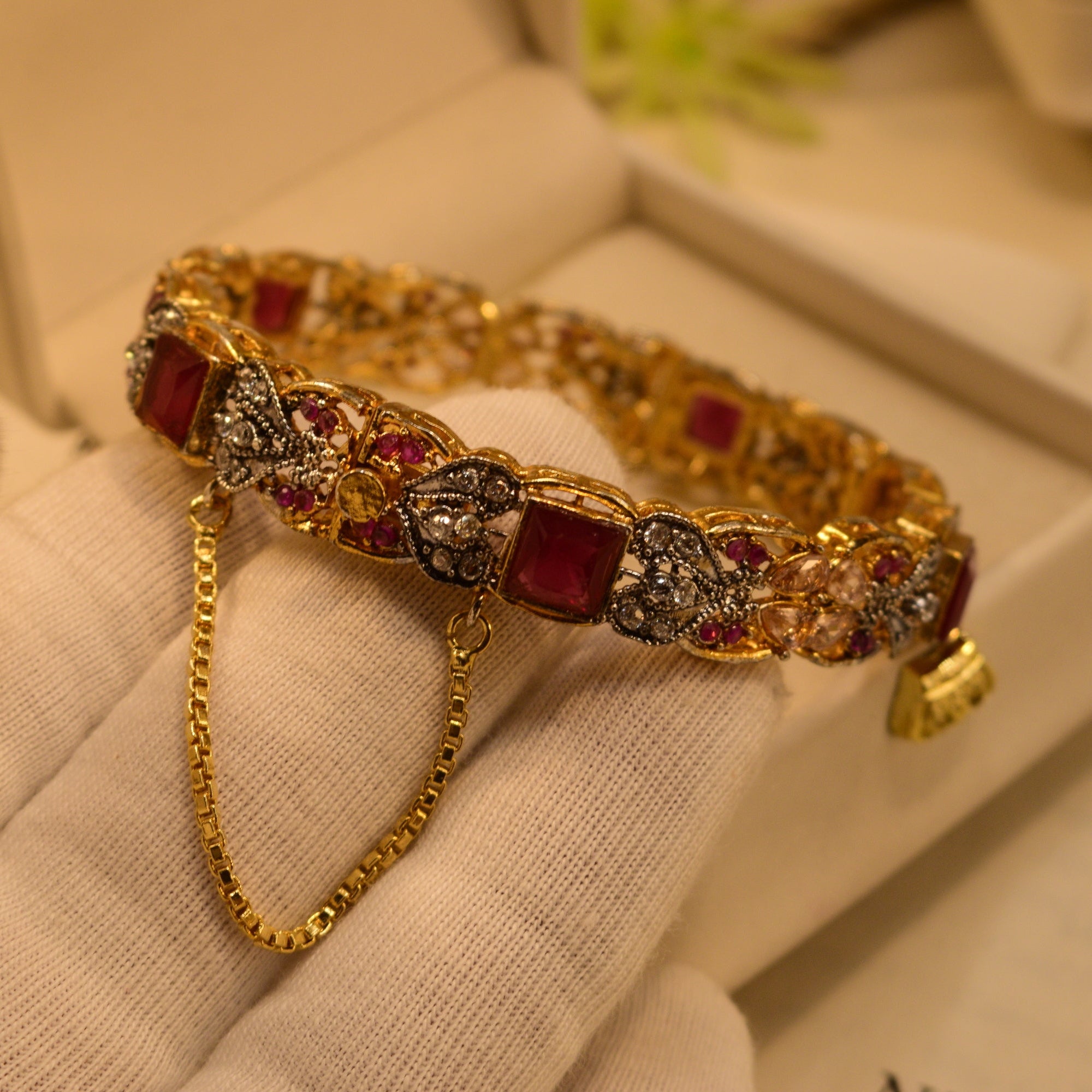 Glamorous Design Gold Plated Crystal Stones Bangle for Girls/Women