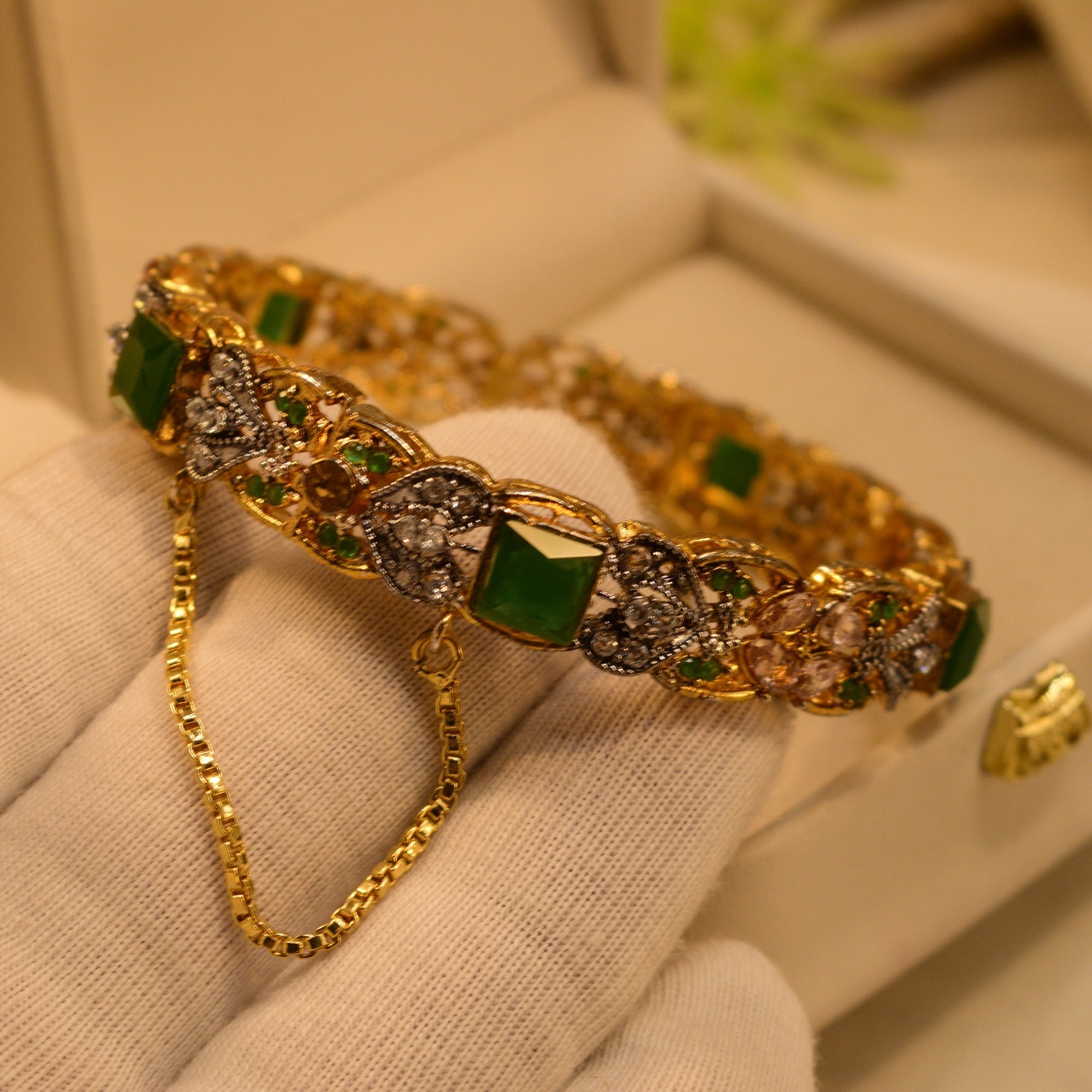 Glamorous Design Gold Plated Crystal Stones Bangle for Girls/Women