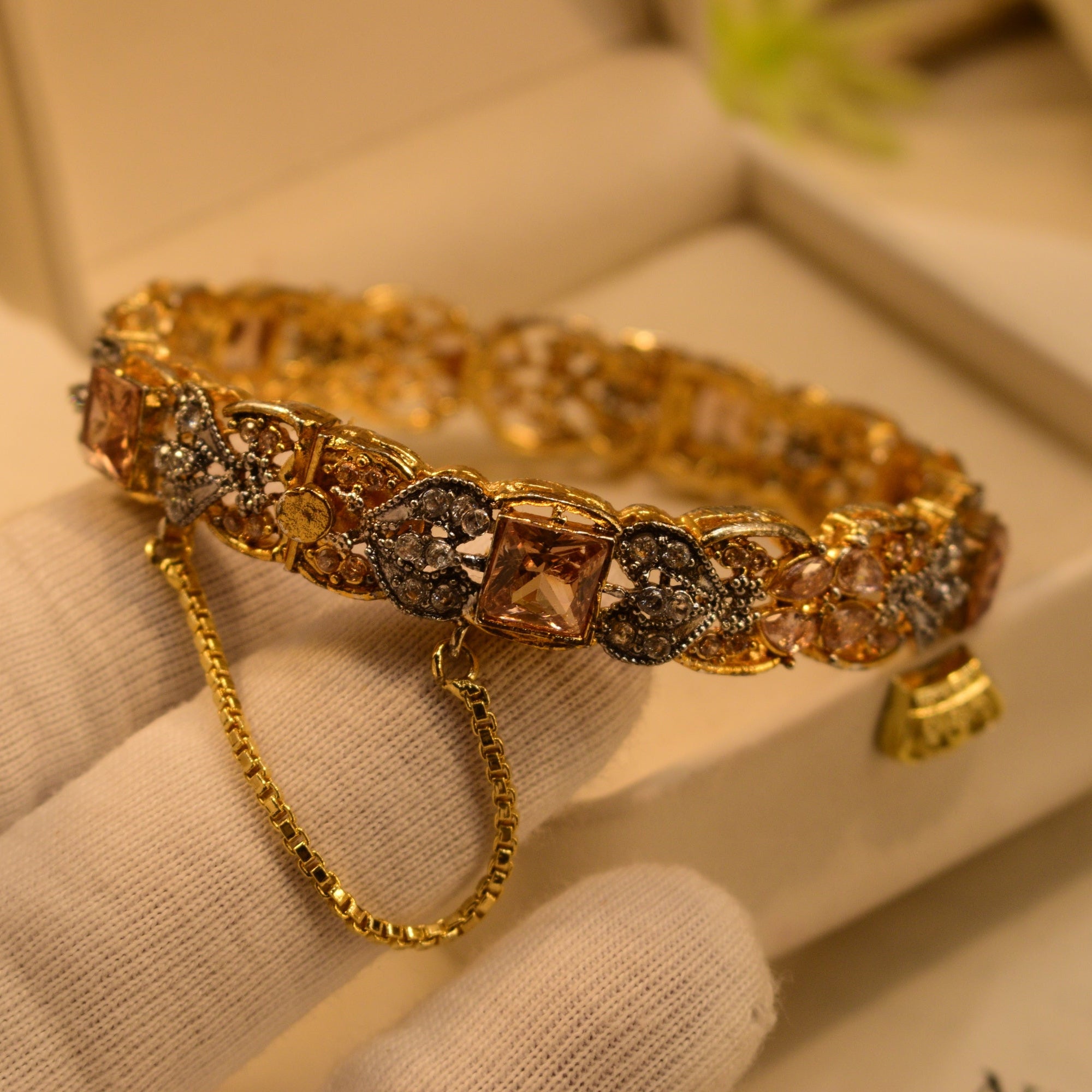 Glamorous Design Gold Plated Crystal Stones Bangle for Girls/Women