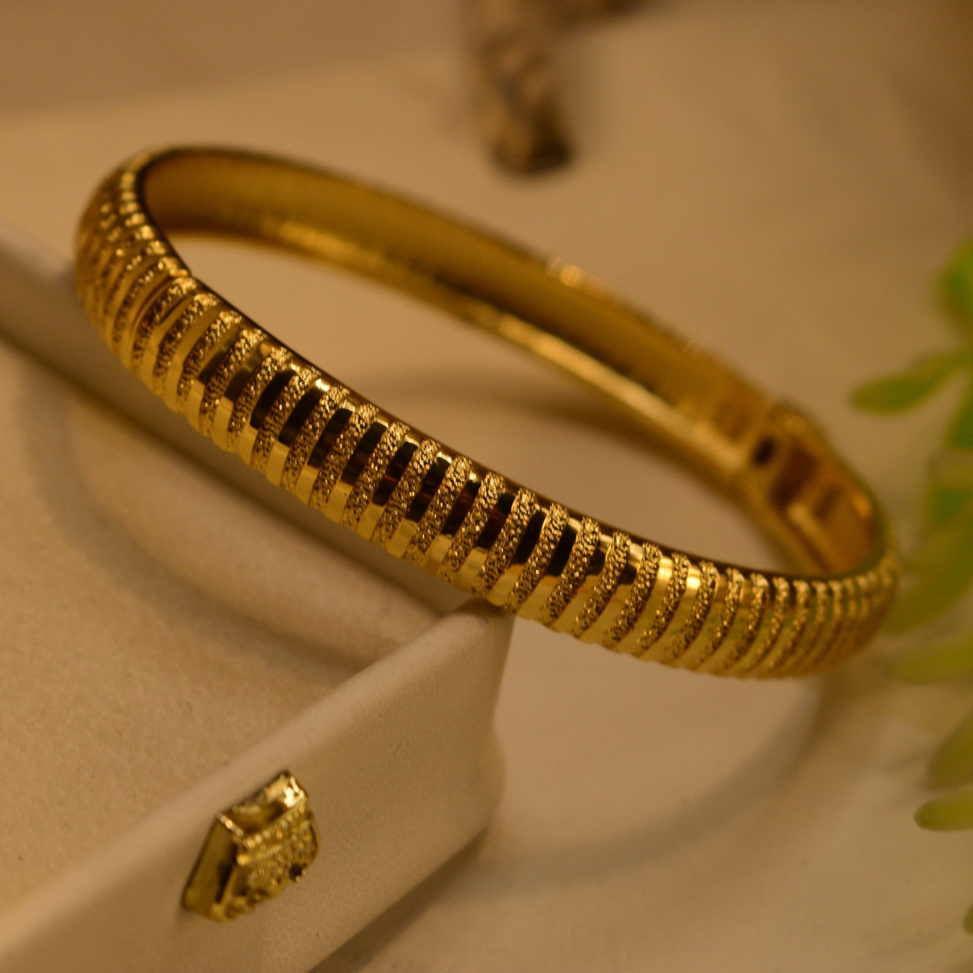 Elegant Unique Design 24K Gold Plated Bangle for Girls/Women