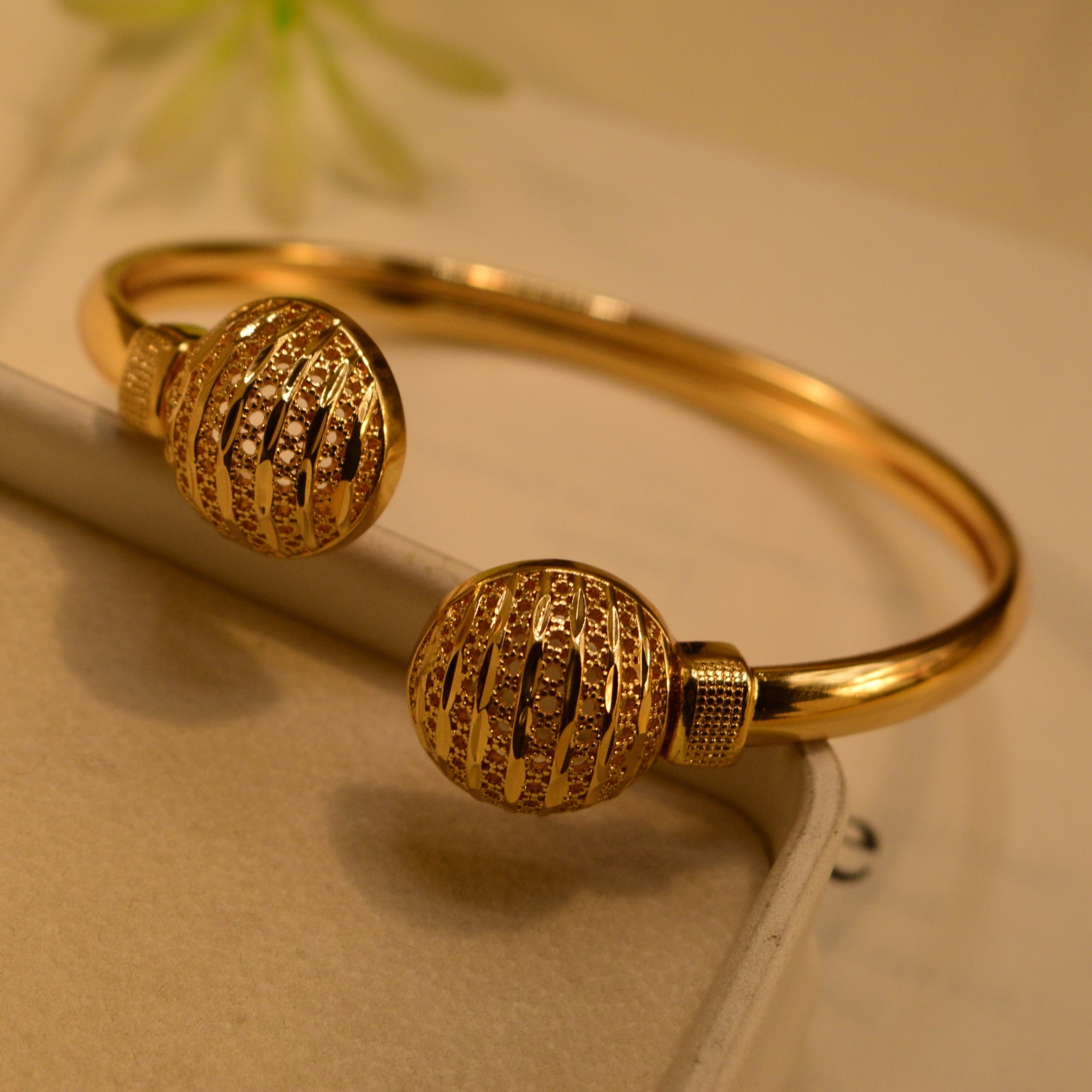 Charming Unique Design 24K Gold Plated Bangle for Girls/Women