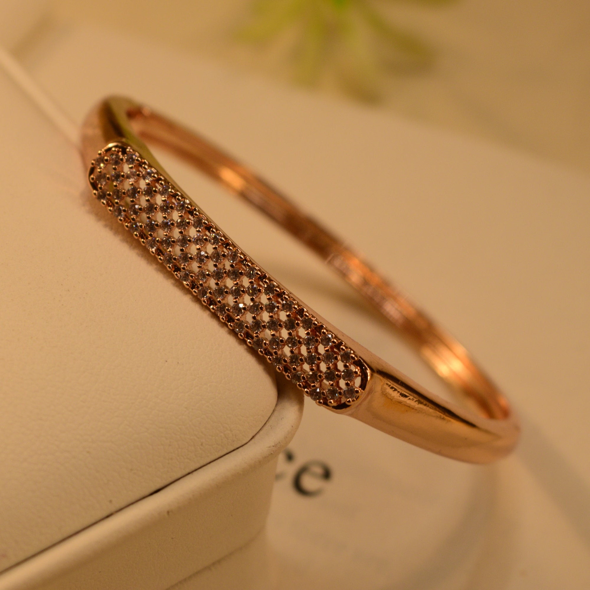 Glamorous Design Gold Plated Crystal Stones Bangle for Girls/Women