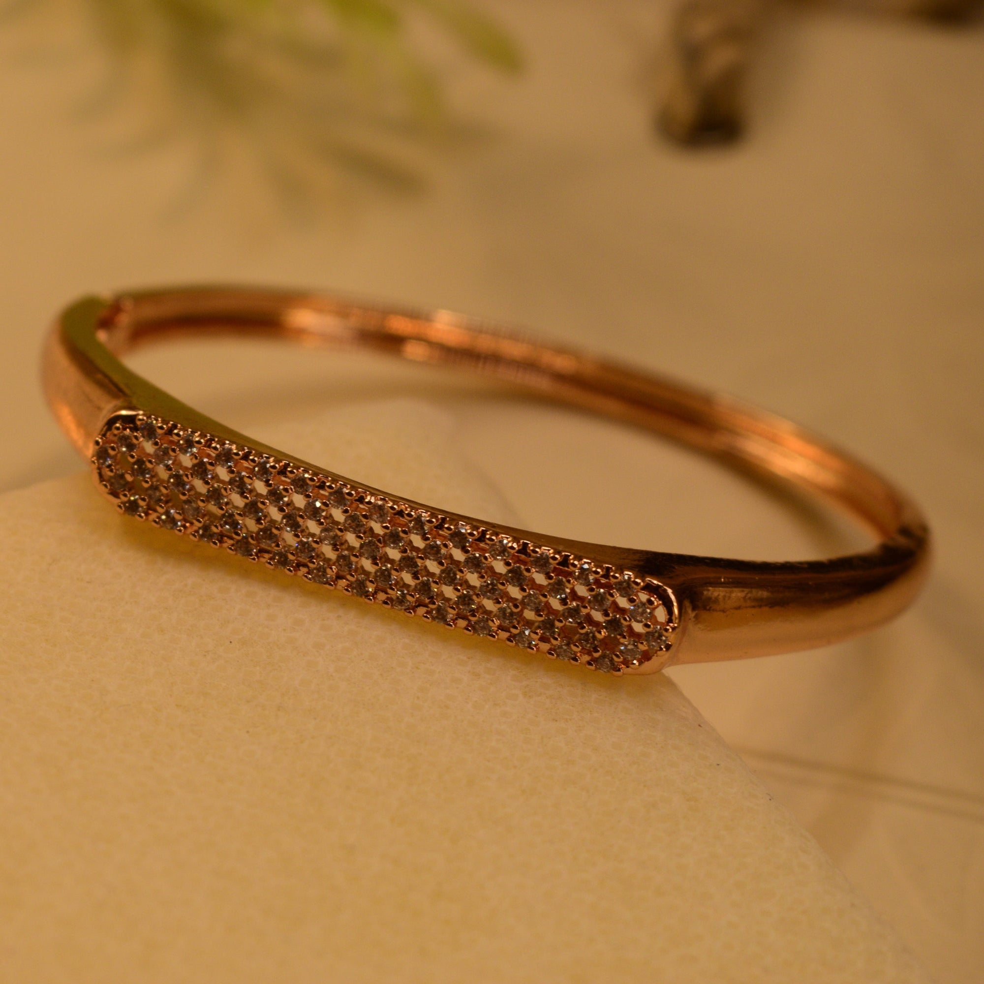 Glamorous Design Gold Plated Crystal Stones Bangle for Girls/Women