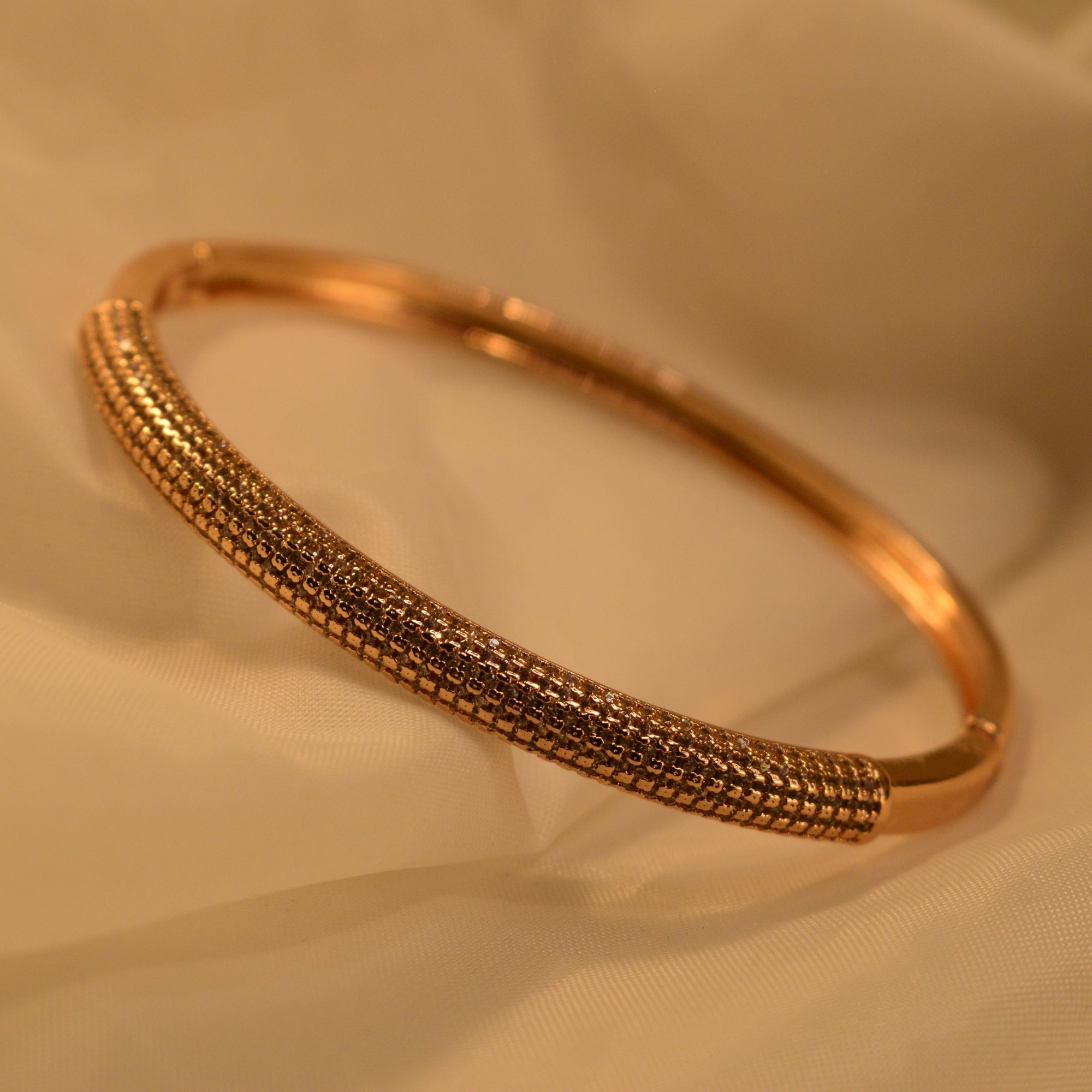 Luxury Unique Design Gold Plated Crystal Stones Bangle for Girls/Women
